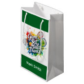 Tennisbal en racket op het veld met naam klein cadeauzakje (Voorkant Gekanteld)