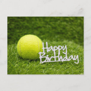 Tennisbal en vrolijk verjaardagswoord op groen gra briefkaart