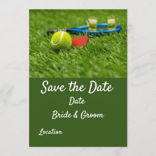 Tennisbal ligt op groen gras met liefdesbruiloft kaart