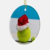 Tennisbal met kersthoed keramisch ornament (Rechts)