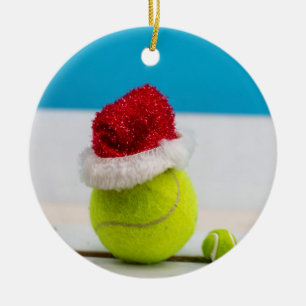 Tennisbal met kersthoed keramisch ornament