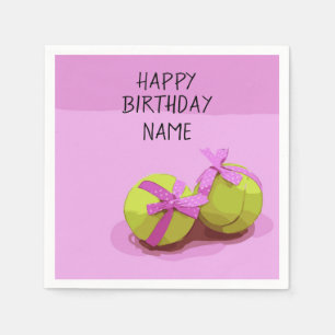 Tennisbal met roze lint op roze verjaardag servet