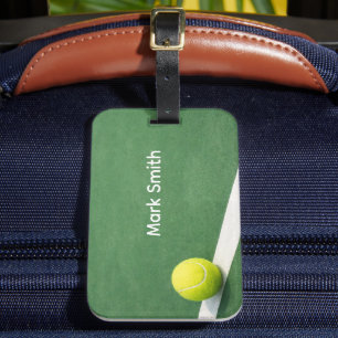 Tennisbal op groene baan met jouw naam bagagelabel