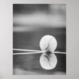 Tennisbal reflectie op natte baan poster