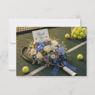 Tennisracket en bloemen op het veld bedankkaart