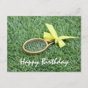 Tennisracket en tennisballen liggen op groen gras briefkaart
