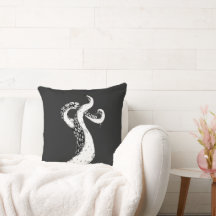 tentacules de pieuvre sur coussin noir