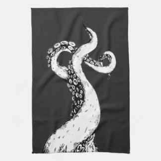 tentacules de pieuvre sur serviette de thé noire