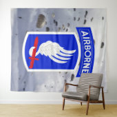 Tenture 173e DIV. AÉROPORTÉE (SOLDATS DU CIEL) FOND PHOTO (En situation (horizontale))