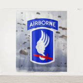 Tenture 173e DIV. AÉROPORTÉE (SOLDATS DU CIEL) FOND PHOTO (Devant)