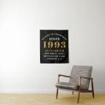 Tenture 30e anniversaire Né en 1993 Ajouter un nom Noir Or<br><div class="desc">Tapisserie d'anniversaire personnalisée avec votre nom et année. Modifiez le nom et l'année avec le modèle fourni. Un accessoire de fête d'anniversaire personnalisé merveilleux. Plus de cadeaux et de fournitures de fête disponibles avec le design "établir des normes" dans la boutique.</div>