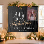 Tenture 40 et fabuleux Elegant Black 40th Birthday Photo<br><div class="desc">40 et Fabulous Black Elegant 40th Birthday Photo Tapestry. Belle toile de fond pour la fête du 40ème anniversaire avec une photo personnalisée, une citation inspirante et drôle 40 et fabuleux et texte dans un script tendance avec un nom. L'arrière - plan est noir et le texte est blanc et...</div>