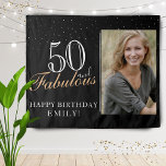 Tenture 50 et fabuleux moderne Black 50th Birthday Photo<br><div class="desc">50 et Fabulous Modern Black 50th Birthday Photo Tapestry. 50 et texte fabuleux en script tendance avec un nom sur un arrière - plan noir. Personnalisez-le avec votre photo, votre nom et votre numéro d'âge, et faites votre propre bannière de fête d'anniversaire. C'est une grande bannière et un décor pour...</div>