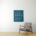 Tenture 60th Birthday Born 1963 Ajouter Nom Blue Gold<br><div class="desc">Anniversaire personnalisé ajoutez votre nom et votre tapisserie d'année. Modifiez le nom et l'année avec le modèle fourni. Un merveilleux accessoire de fête d'anniversaire personnalisé. Plus de cadeaux et de fournitures de fête disponibles avec le design "de normes de fixation" dans le magasin.</div>