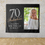 Tenture 70 et Fabulous Black 70th Birthday Photo fond<br><div class="desc">70 et Fabulous Black 70th Birthday Photo fond Tapestry. 70 et texte fabuleux en script tendance avec un nom sur un arrière - plan noir. Personnalisez-le avec votre photo, votre nom et l'âge, et faites votre propre bannière de fête d'anniversaire. C'est une grande bannière et un décor pour la fête...</div>