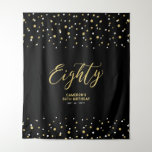 Tenture 80 Gold & Black 80th Birthday Party Contexte<br><div class="desc">Cette tapisserie moderne est parfaite pour une soirée de 80ème anniversaire chic dans les tons noir et or. Vos invités apprécieront de prendre une photo avec cette toile de fond sophistiquée de fête et de se souvenir de votre journée spéciale. Le design comporte une typographie dorée " Eighty " et...</div>