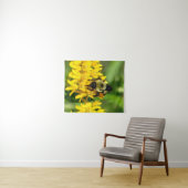 Tenture Abeille se régalant de fleurs sauvages d'Asclépiad (En situation (horizontale))