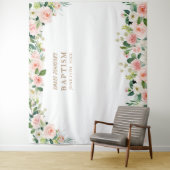 Tenture Affiche de baptême à fleurs roses, événement relig (En situation)