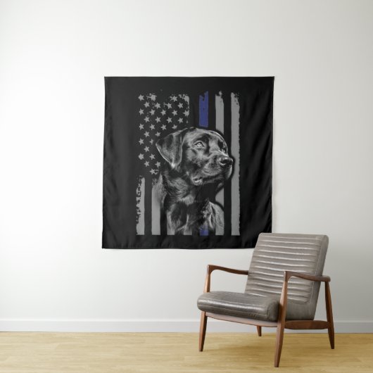 Tenture Amoureux des chiens | Black Labrador American Flag (En situation)