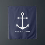 Tenture Ancre blanche marine et nom personnalisé sur bleu<br><div class="desc">Tapisserie minimaliste moderne avec ancre blanche avec nom personnalisé en blanc moderne sans serif style police sur arrière - plan bleu marine.

Parfait aussi bien pour le décor de maison de plage,  cadeau de ménage et plus encore.</div>
