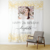 Tenture Anniversaire blanc paillettes or photo nom de bien (En situation)