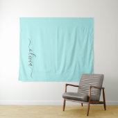 Tenture Aqua Blue Turquoise Moderne Script Girl Monogramme (En situation (horizontale))