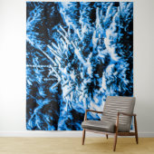 Tenture Arbre de Noël couvert de neige dans la forêt (En situation)