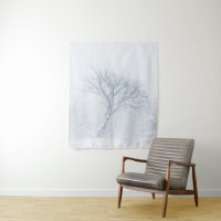 Arbre solitaire pendant la tempête de neige en hiv