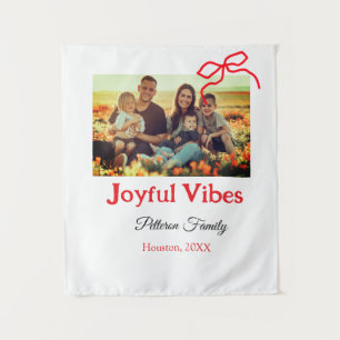 Tenture Arc rouge joyeuse Vibes ajouter nom de famille pho
