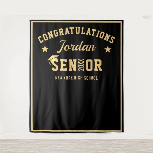 Tenture Arrivée moderne Gold Black Graduation Photo Booth  (Devant)