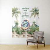Tenture Baby shower Backdrop Hatching Bientôt Dino Design (En situation)