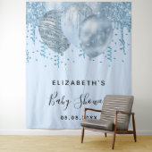 Tenture Baby Shower garçon ballons paillettes bleus argent (En situation)
