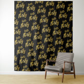 Tenture Backdrop Gold Black "Hello Thirty" Anniversaire (En situation)