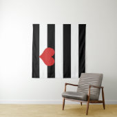 Tenture Bandes noires et blanches avec Coeur rouge (En situation (horizontale))
