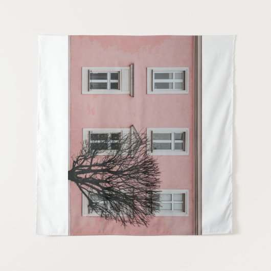 TENTURE BARE TREE IN FRONT OF PINK BUILDING (Devant (Horizontal))
