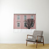 TENTURE BARE TREE IN FRONT OF PINK BUILDING (En situation)