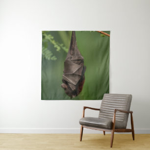 Tenture Bat's Tranquil Nap - Un regard sur un livre vert