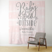 Tenture Bébé C'est froid dehors Baby shower fille arrière- (En situation)