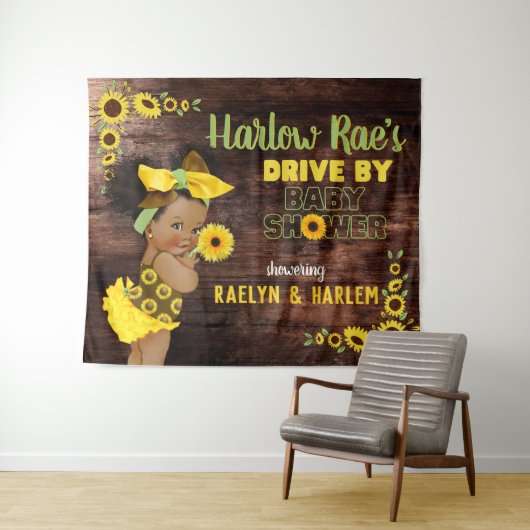 Tenture Bébé fille ethnique adorable | Tournesol jaune Rus (En situation (horizontale))