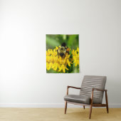 Tenture Bee Feasting on Butterfly Weed Wildflowers (En situation)