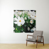 Tenture Belle fleurs de cosmos blanc fleurissant dans la g (En situation)