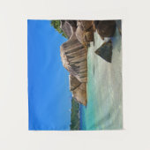 Tenture Belle mer tropicale avec une plage rocheuse (Devant)