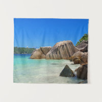 Belle mer tropicale avec une plage rocheuse