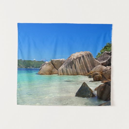 Tenture Belle mer tropicale avec une plage rocheuse (Devant (Horizontal))