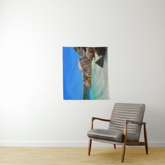 Tenture Belle mer tropicale avec une plage rocheuse (En situation)