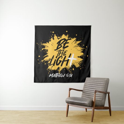 Tenture Bible chrétienne Verse Be The Light Matthieu 5:14 (En situation)