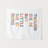 Tenture Bien Qu'Elle Soit Mais Peu Elle Est Fierce (Devant (Horizontal))