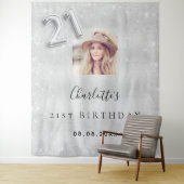 Tenture Bienvenue à un 21e anniversaire en argent pailleté (En situation)