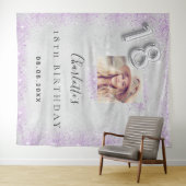 Tenture Bienvenue argent paillettes violettes 18 ans (En situation (horizontale))