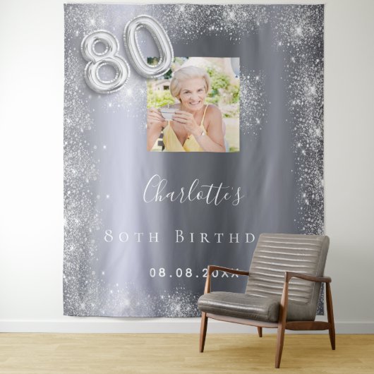 Tenture Bienvenue paillettes photo argent 80e anniversaire (En situation)